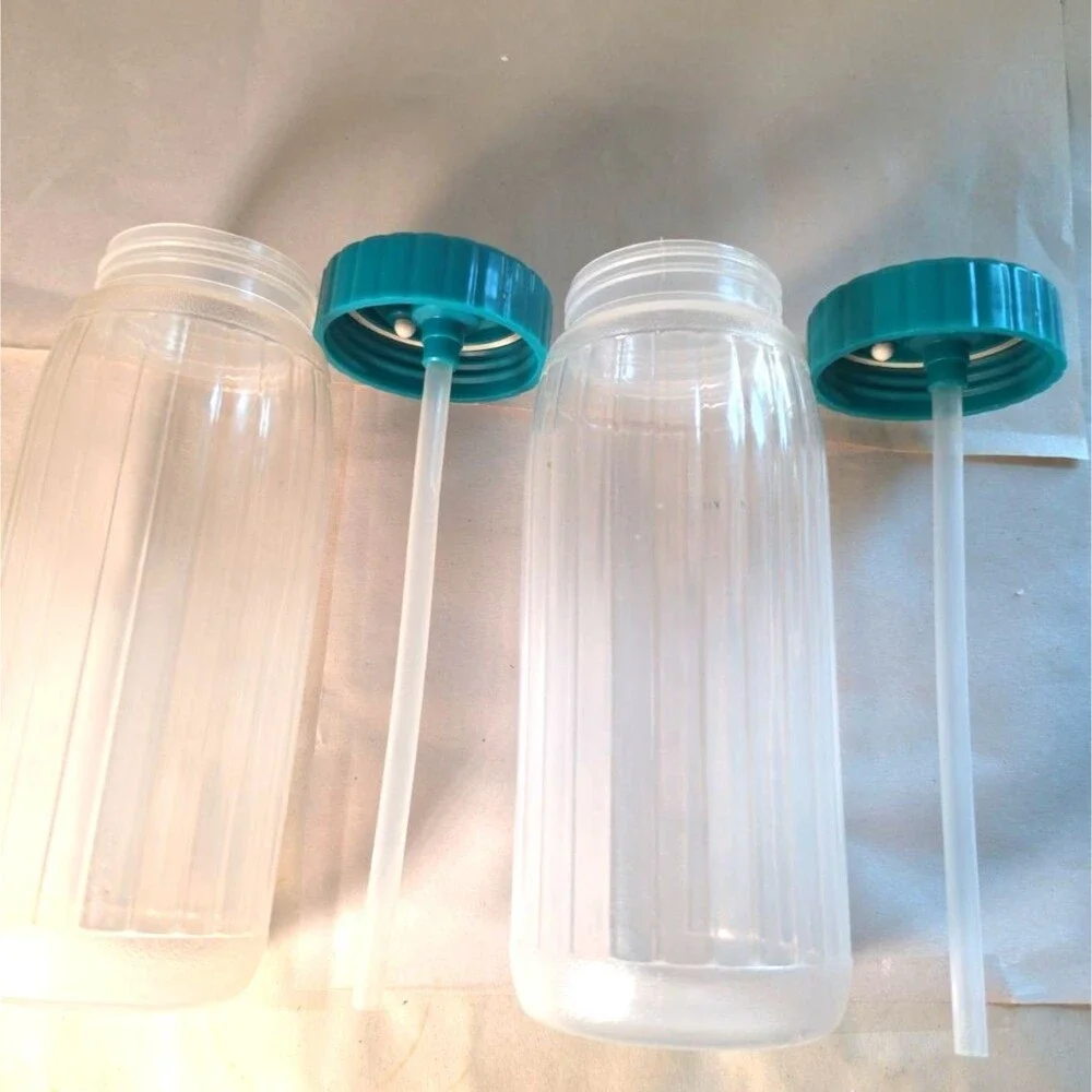 Set Of 2 Vintage Rubbermaid Sippin Saver 20oz Ribbed Teal Lid Drink Bottle USA